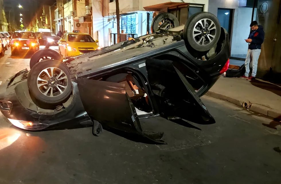 Córdoba. Así quedó el Chevrolet Onix que volcó en calle 9 de Julio (Gentileza Leonardo Guevara - @leoguevara80).