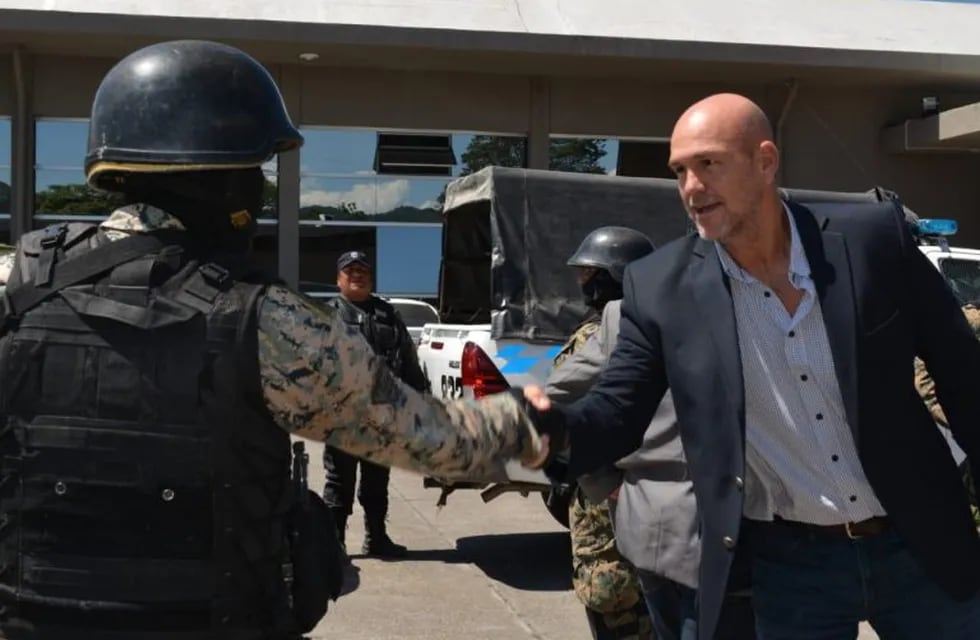El ministro Meyer con los policías de Humahuaca, Jujuy