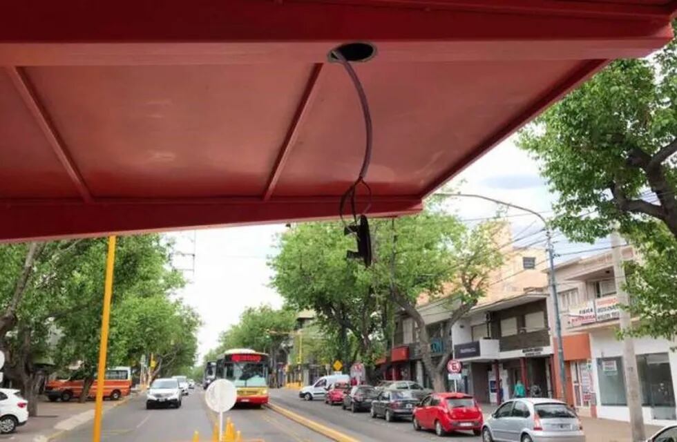 se robaron las luces de las paradas del metrobus en Mendoza