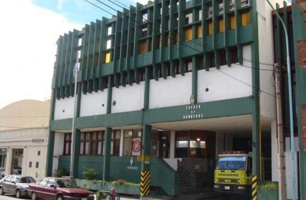 El homenaje de los bomberos marplatenses a los que combaten la pandemia de coronavirus (Foto: Tres Líneas)