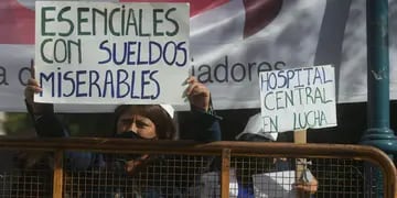 Protestas en los alrededores de la Legislatura, durante el discurso de Suárez en la apertura de sesiones