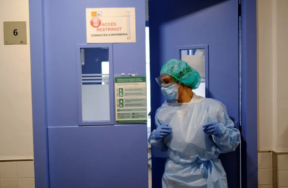 A hospital staff prepares to treat a patient suffering from coronavirus disease (COVID-19), after Catalonia's government imposed new restrictions in an effort to control a new outbreak of the coronavirus disease (COVID-19) in Barcelona, Spain, October 20, 2020. REUTERS/Nacho Doce