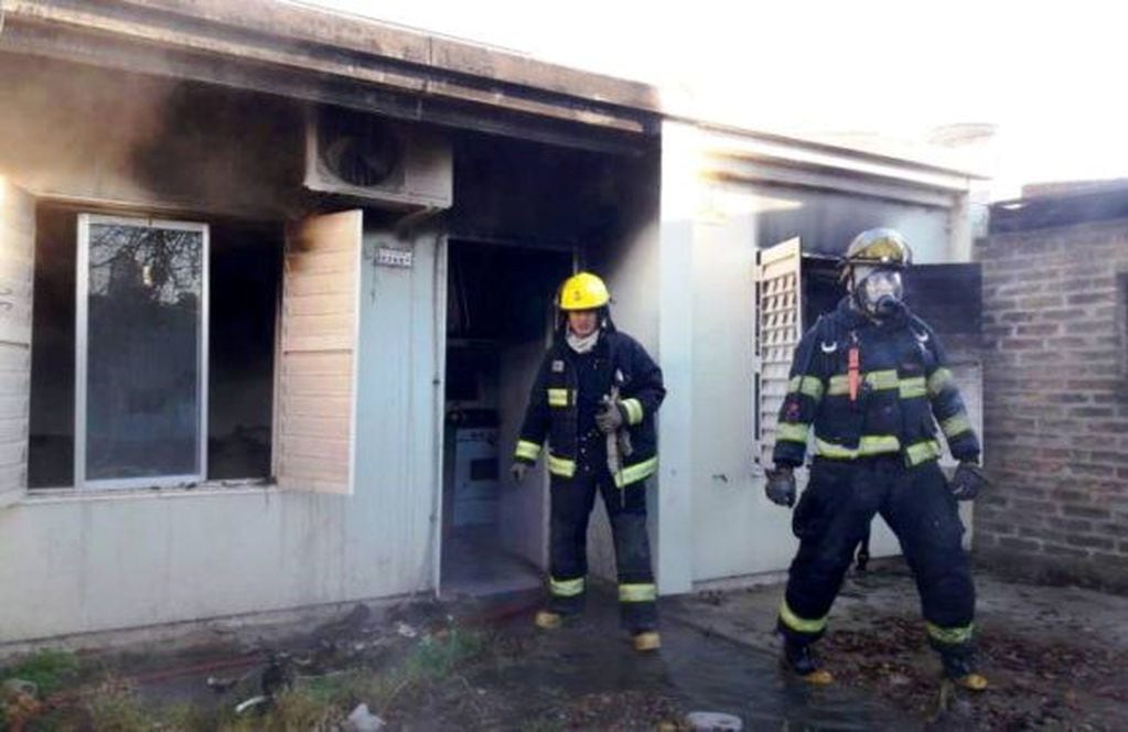 Los bomberos controlaron rápidamente las llamas (DiarioTextual)