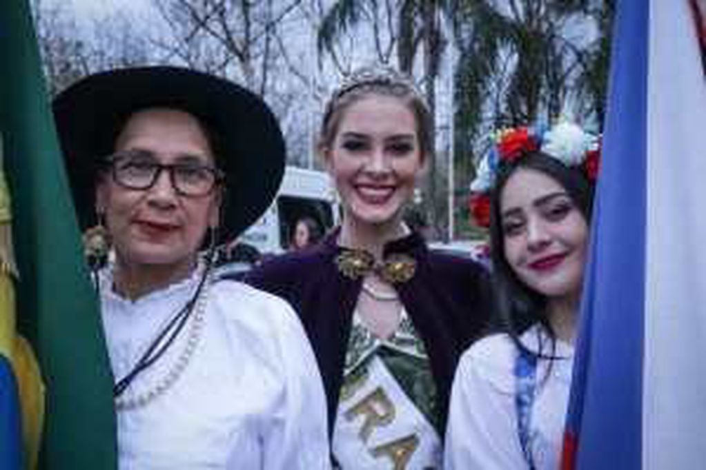 Fiesta Nacional del Inmigrante en Oberá con la presencia de representantes de las colectividades. (Oberainside)