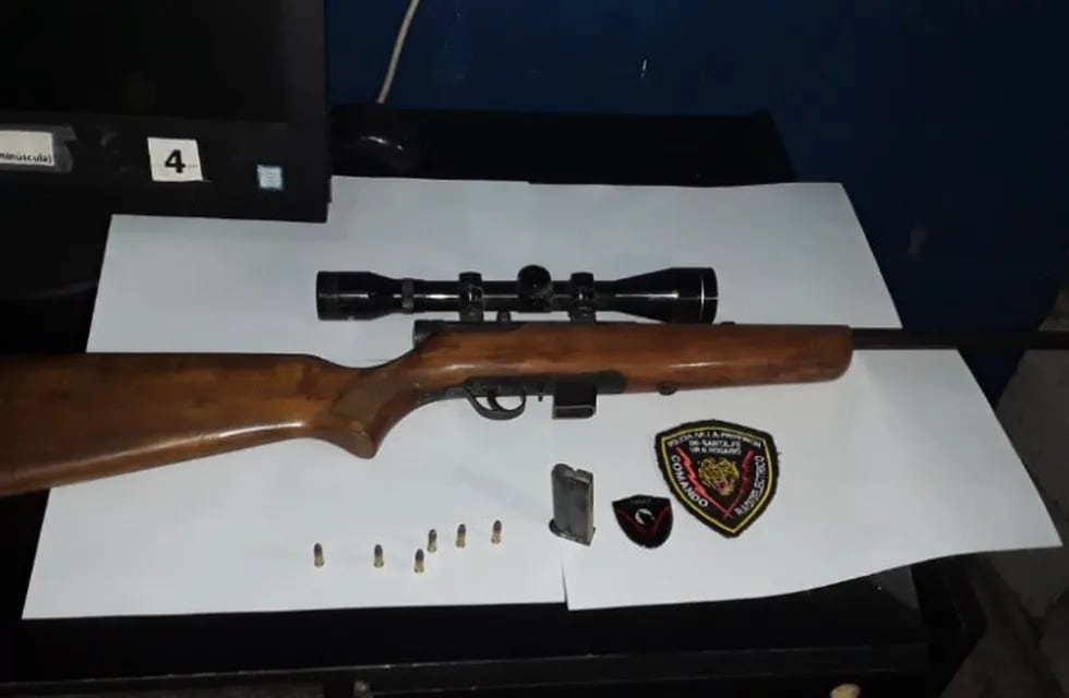 La Policía secuestró una carabina calibre 22 con toda la documentación en regla. (@lt8am830)