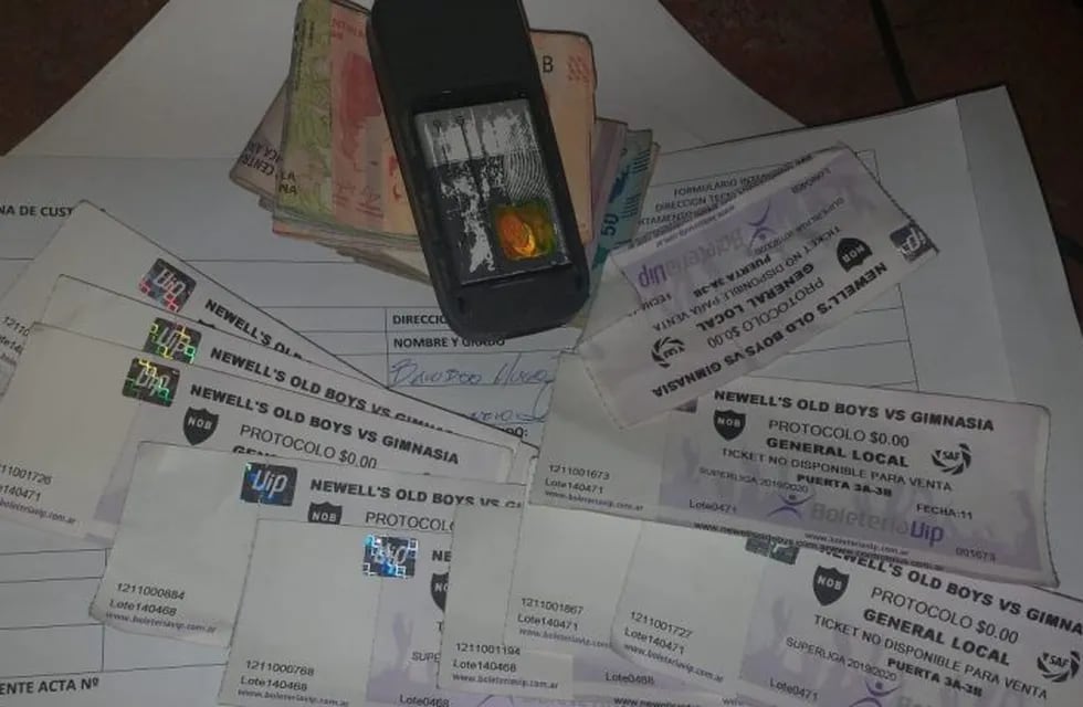 La policía secuestro 11 tickets y efectivo en manos del detenido. (@minsegsf)