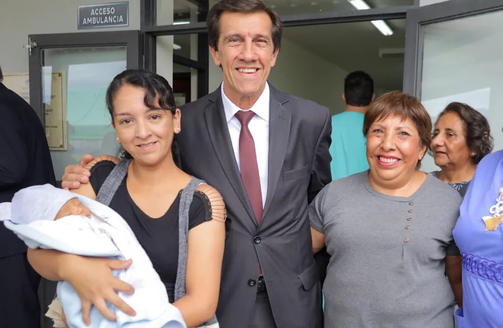 El candidato a gobernador por el frente Cambia Jujuy, Carlos Sadir, fue cordialmente recibido por vecinas y personal del Centro de Especialidades Sur (CES) de Alto Comedero.