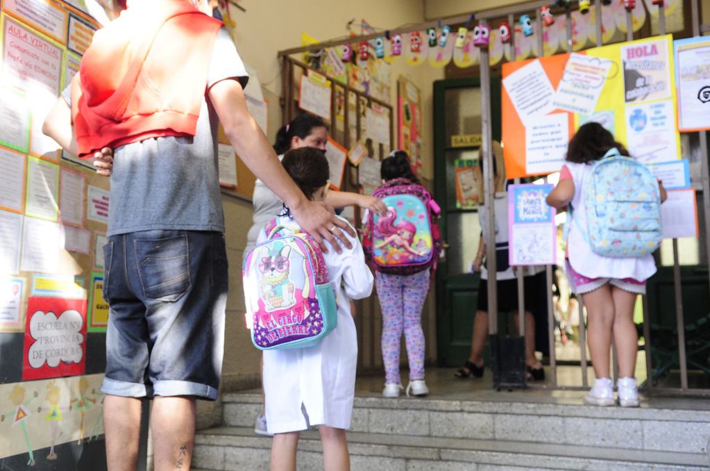 Tras casi un año, la mitad de los alumnos regresaron a las clases este miércoles 17 de febrero de 2021. (Clarín)