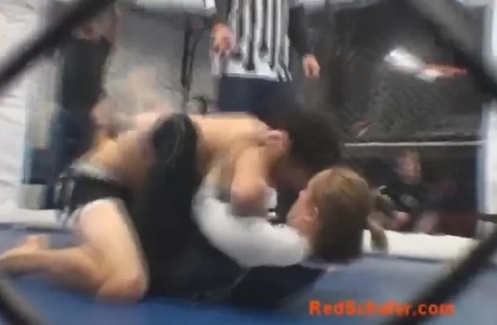 Luchador desafió a una mujer a subirse al octu00e1gono, hizo el ridículo y terminó inconsciente.