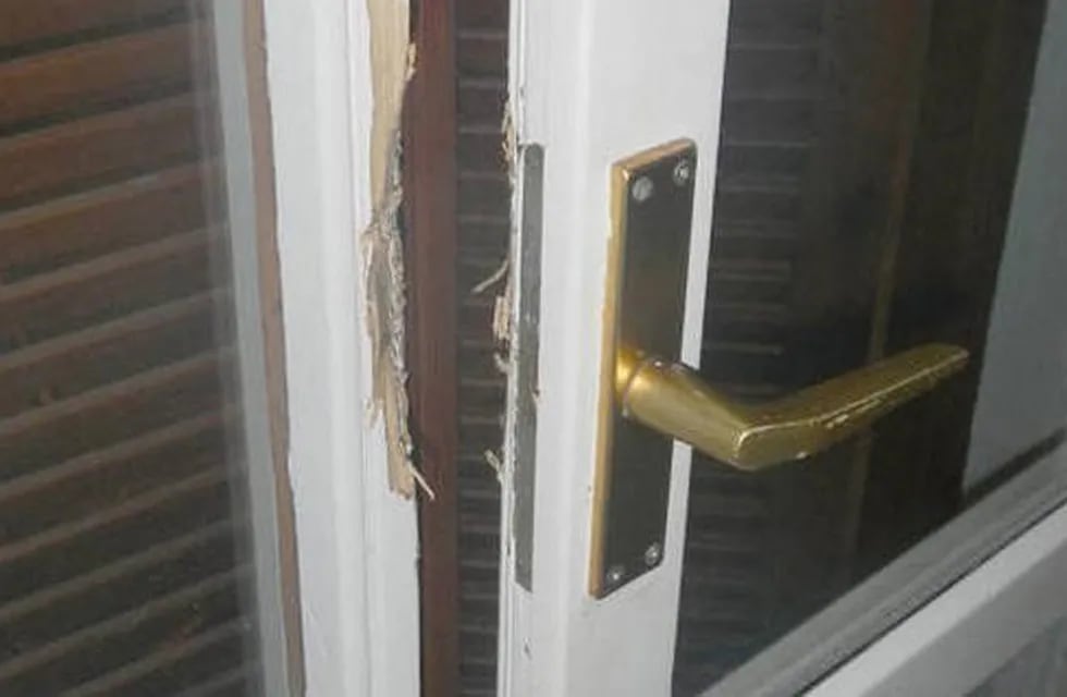 Los ladrones detrozaron la puerta para ingresar a la vivienda.