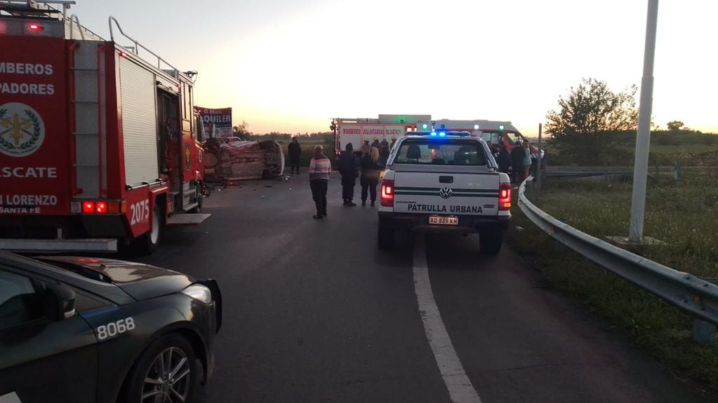 El auto volcó en el kilómetro 22 de la Autopista Rosario - Santa Fe
