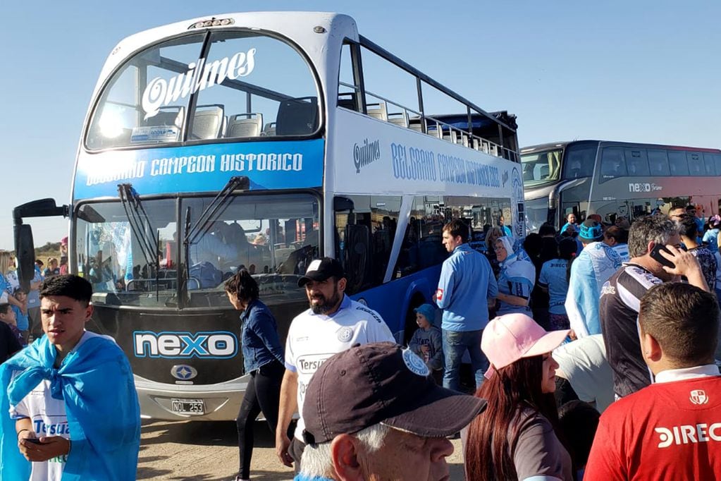 Vuelta olímpica de Belgrano. Hinchas del club esperando la caravana celeste en el acceso a Circunvalación por Ruta 9. (Javier Ferreyra / La Voz)