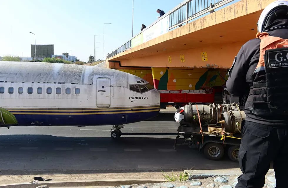 El avión que será bar en Oncativo fue trasladado y se quedó encajado debajo de un puente en la Circunvalación. (José Gabriel Hernández / La Voz)