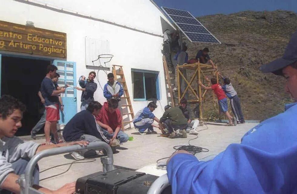 En las Altas Cumbres. Paneles solares en la escuela Arturo Pagliari de Puesto Pedernera. El sistema se instaló hace unos años (La Voz/Archivo). 