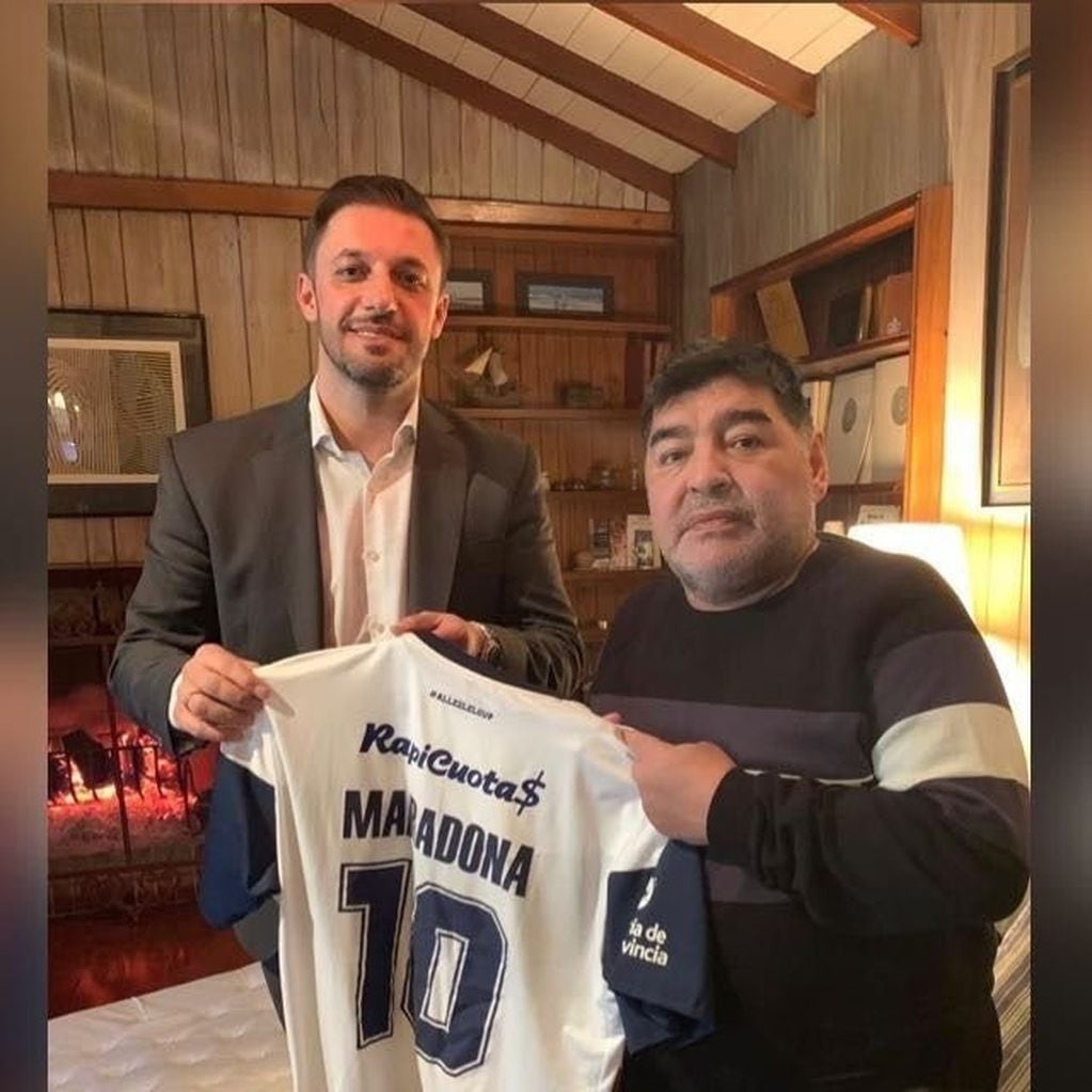 Las primeras imágenes de Diego Maradona con la camiseta del Lobo. El astro del fútbol fue confirmado como el nuevo director técnico de Gimnasia y Esgrima de La Plata.
