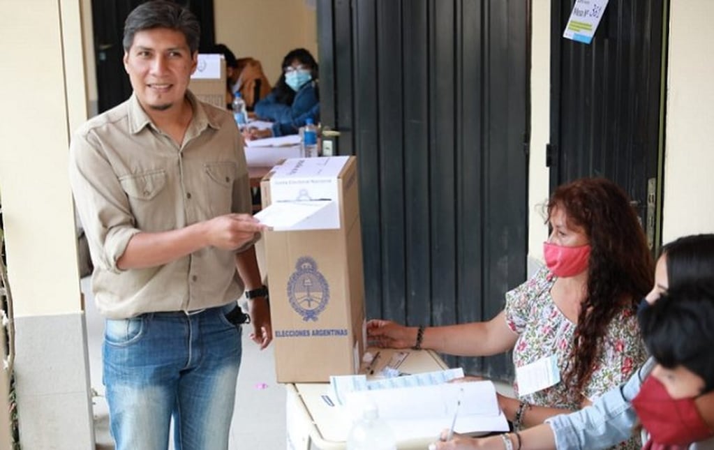 El diputado provincial y candidato a legislador nacional Alejandro Vilca, al momento de votar en Jujuy.