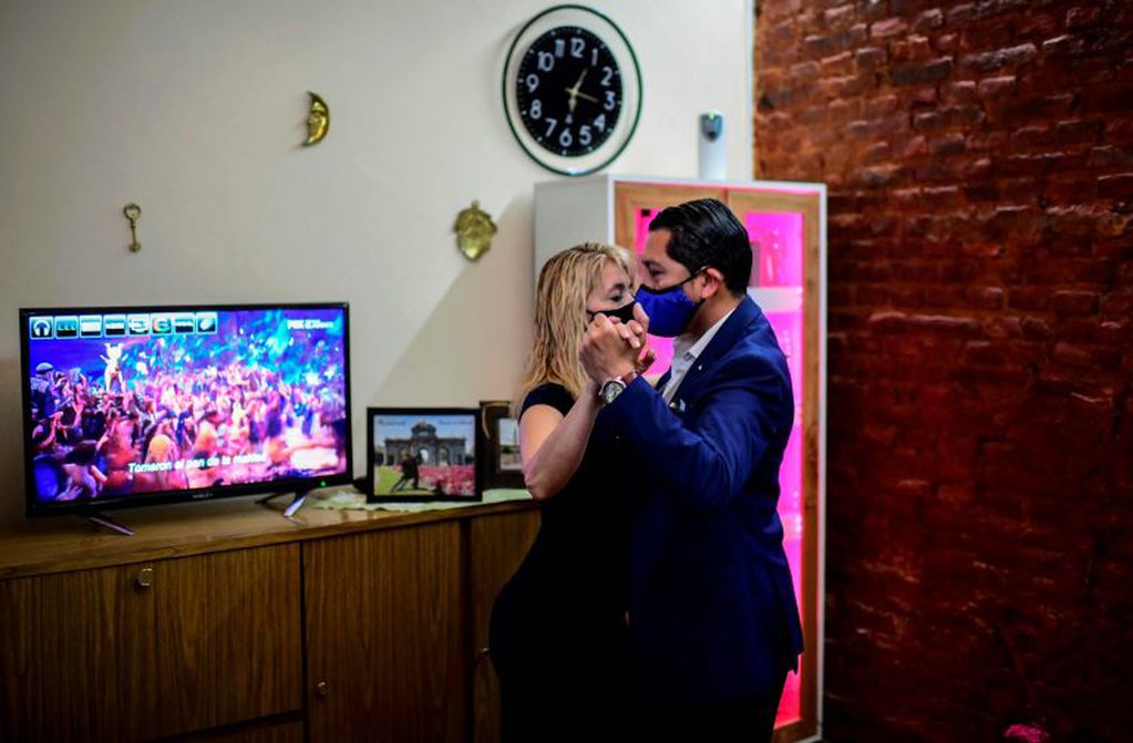 Veronica Pascual y Sergio Saucet compite por el mundial de Tango 2020 desde su casa. (AFP)