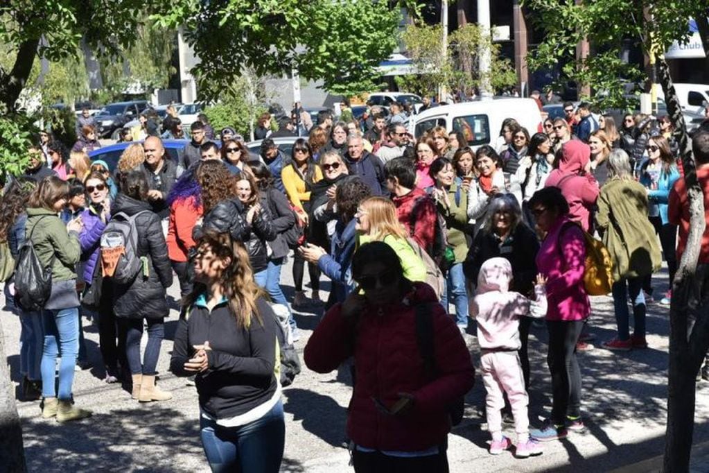 Gran concurrencia de docentes en las calles de la capital provincial.