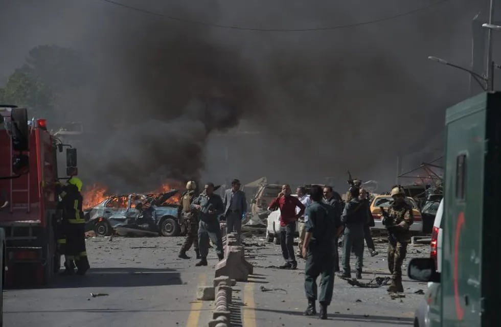 TOPSHOT - Afghan security forces arrive at the site of a car bomb attack in Kabul on May 31, 2017.nAt least 40 people were killed or wounded on May 31 as a massive blast ripped through Kabul's diplomatic quarter, shattering the morning rush hour and bringing carnage to the streets of the Afghan capital. / AFP PHOTO / SHAH MARAI
