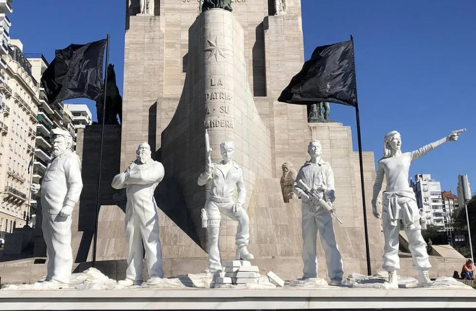 Homenaje a los "caídos" de La Casa de Papel en el Monumento a la Bandera. (@fakuu_electroo)