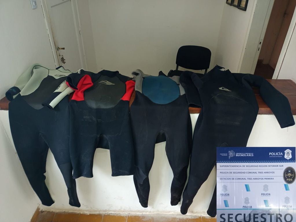 La policía halló en un descampado cuatro trajes de neoprene robados en Reta