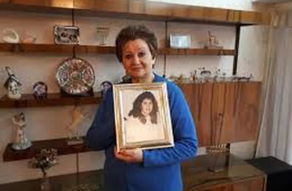 Sofía Guterman con la foto de su única hija asesinada en el atentado contra la AMIA. (WEB)