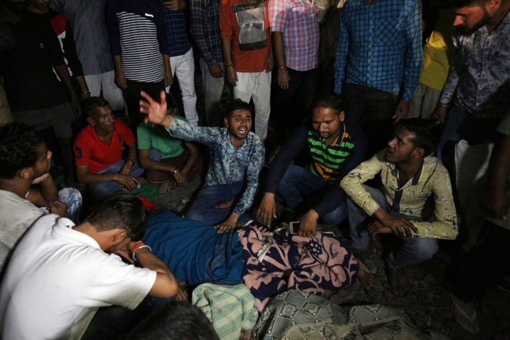 Parientes de las víctimas lloran junto a sus cuerpos tras el accidente de tren en Amritsar (EFE)