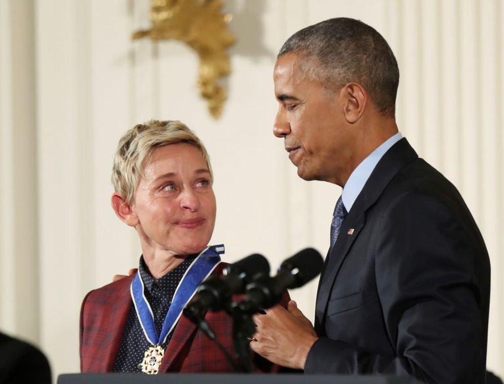 Ellen DeGeneres recibe la Medalla Presidencial de la Libertad en manos del entonces presidente de los Estados Unidos, Barack Obama.  (AP Photo/Manuel Balce Ceneta)