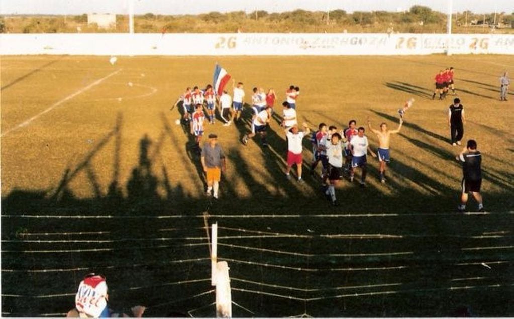 Rosario ya es de la tercera categoría del fútbol argentino. Festeja en Pirané.