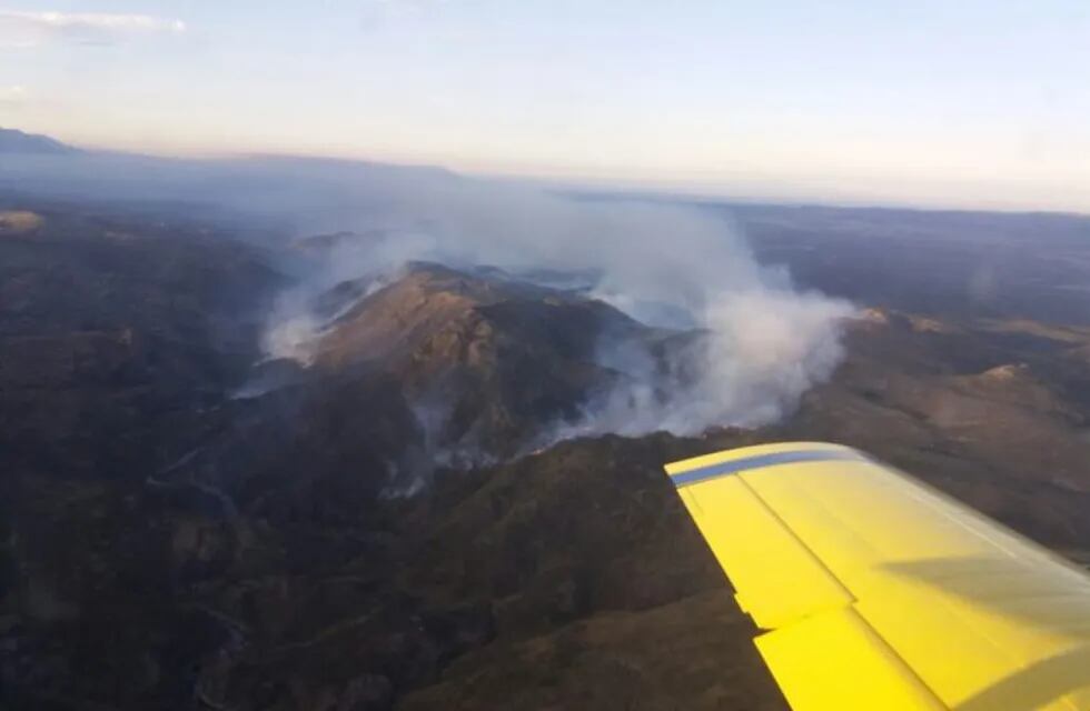 El incendio se da en una zona de montes cercana a Mina Clavero.