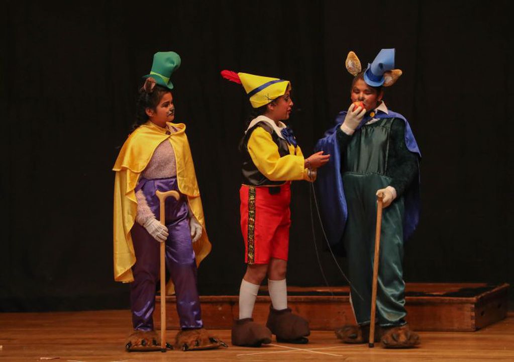 Un grupo de adolescentes bolivianas, que han sido rescatadas de los nexos de la trata y tráfico de personas, adaptaron el clásico cuento infantil de Pinocho para mostrar en una obra de teatro a este personaje como víctima de este lacerante crimen. EFE/Martin Alipaz