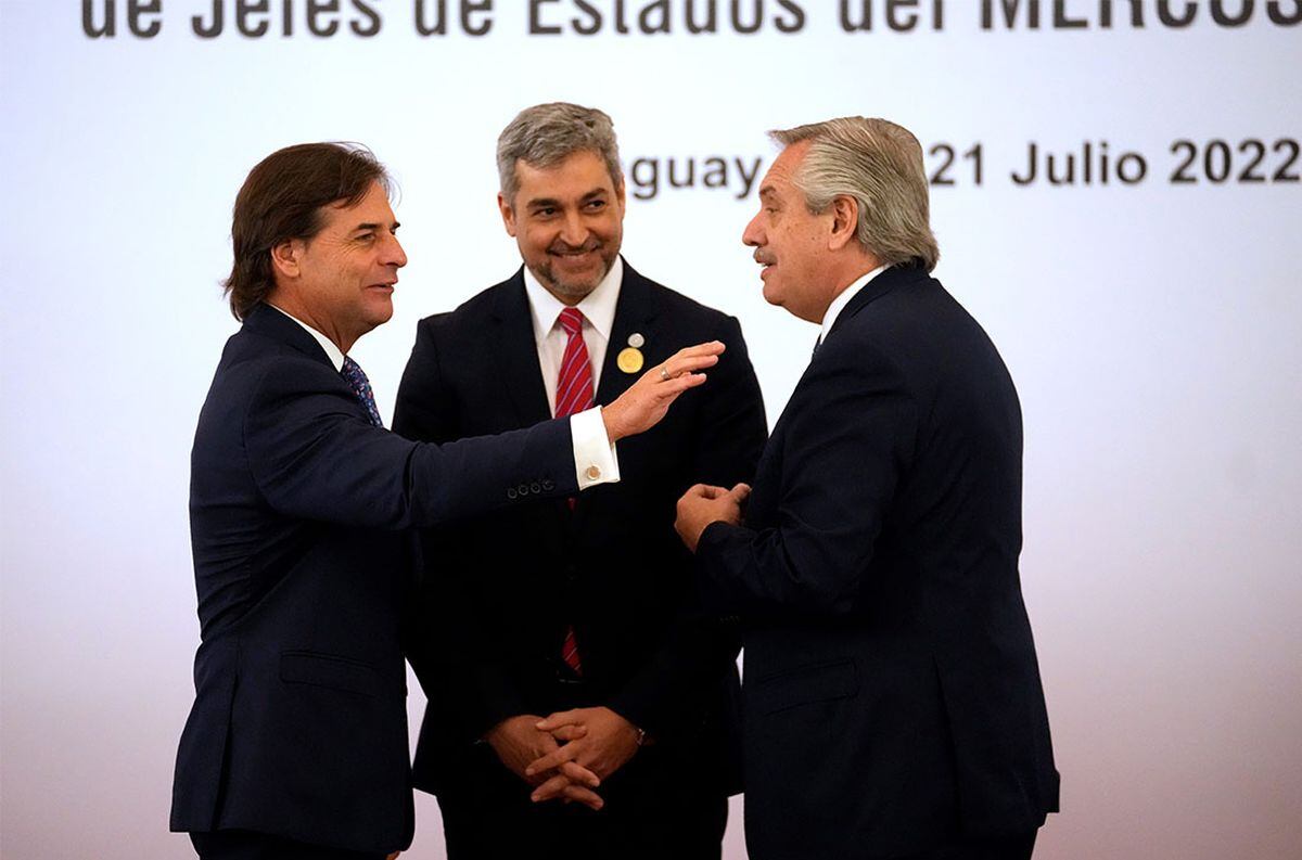 El presidente de Uruguay, Luis Lacalle Pou, se saluda con Alberto Fernández, en la reunión del Mercosur. Foto: Jorge Sáenz/AP.