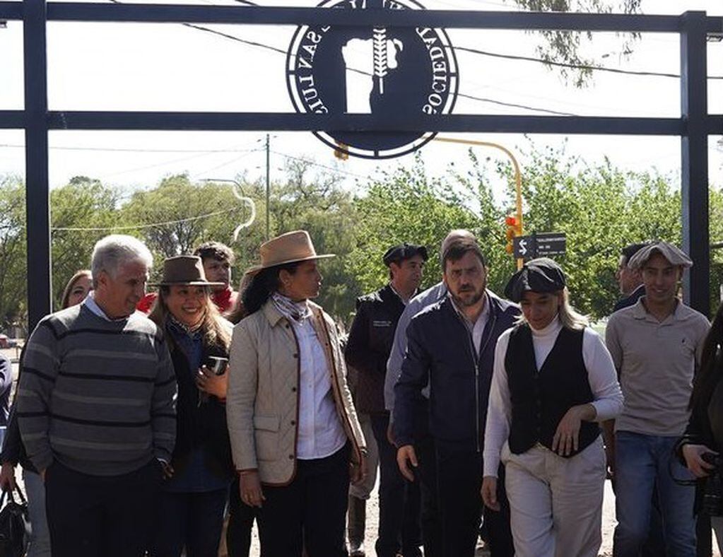 la presidenta de la Sociedad Rural San Luis, Yeny Yurchag realizó la apertura oficial de la 75º Exposición Agroganadera, Industrial y Comercial, y la 19º Exposición de Granja.