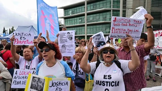 Marcha en pedido de justicia por el crimen de Lucio Dupuy (Foto Clarín)