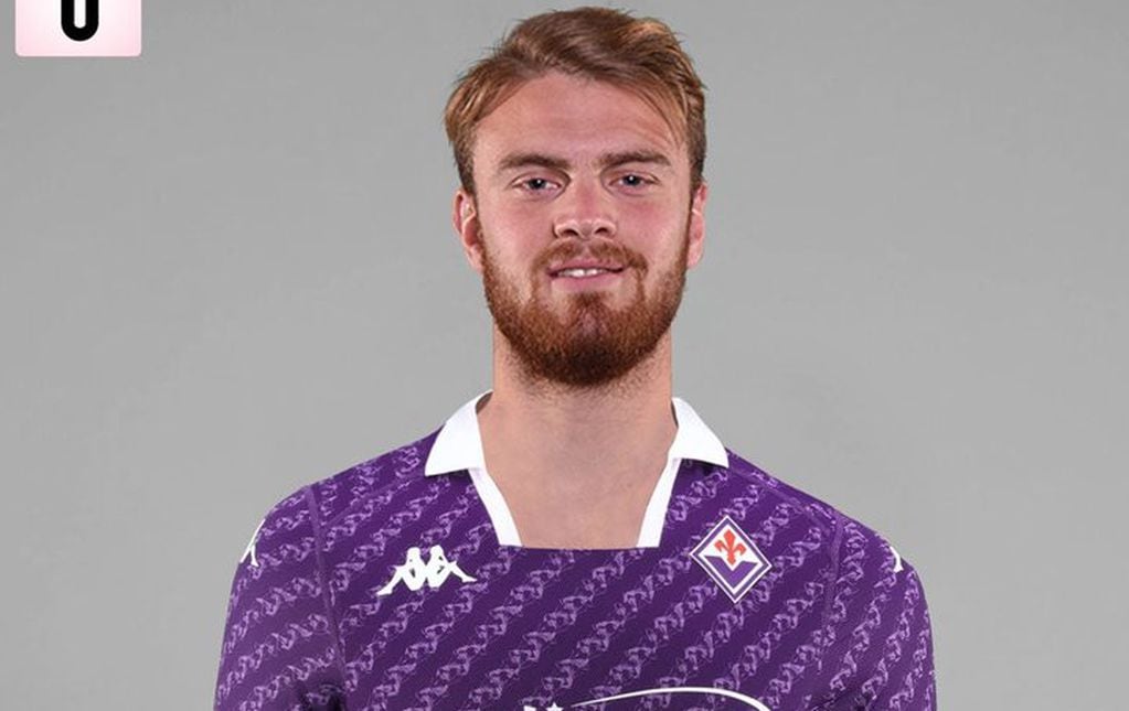 Lucas Beltrán y un montaje con la camiseta de Fiorentina de Italia. (La Gazzetta).