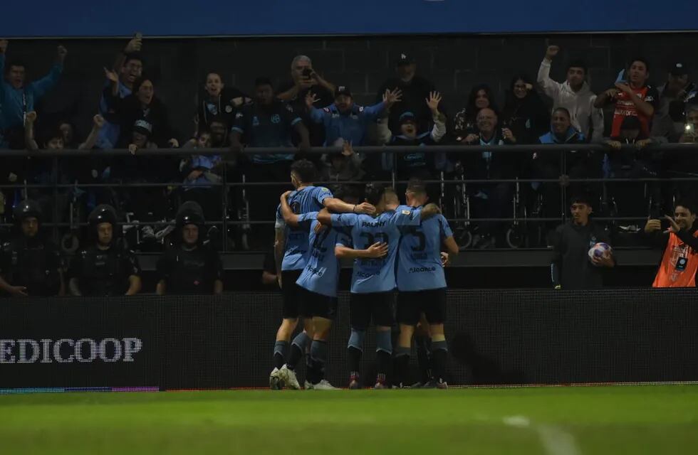 Con un golazo de Vegetti, Belgrano vence 1 a 0 a Newell’s en el Gigante de Alberdi. (Facundo Luque / La Voz)