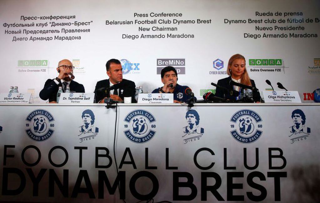 Diego Maradona, presentado en Dinamo Brest. Foto: REUTER.