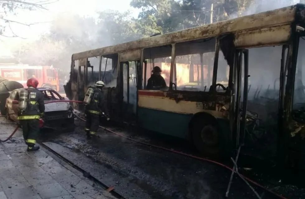Un colectivo y cinco autos se incendiaron en Parque Chacabuco.  (Twitter/@HernanMundo)