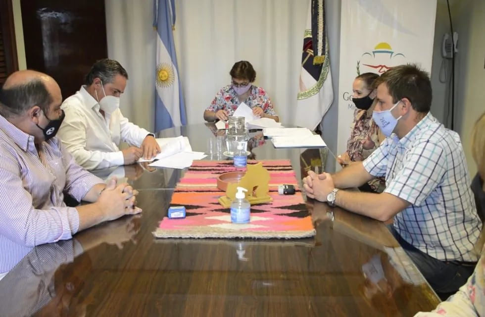 En sede del Ministerio de Educación se firmó los contratos para la ejecución de obras del primer tramo del Programa de Mejora del Acceso y la Calidad Educativa (PROMACE) de Jujuy.