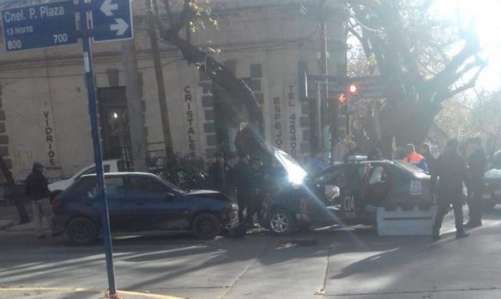 Choque de magnitud entre un móvil policial y un particular en pleno centro mendocino.