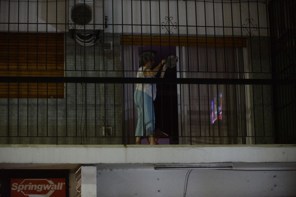 Suspensión de clases presenciales: los vecinos de la Ciudad reaccionaron con un cacerolazo (Foto: Clarín)