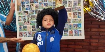 Simón, el niño de 3 años de Berisso que festejó su cumpleaños con la temática de Diego Maradona.
