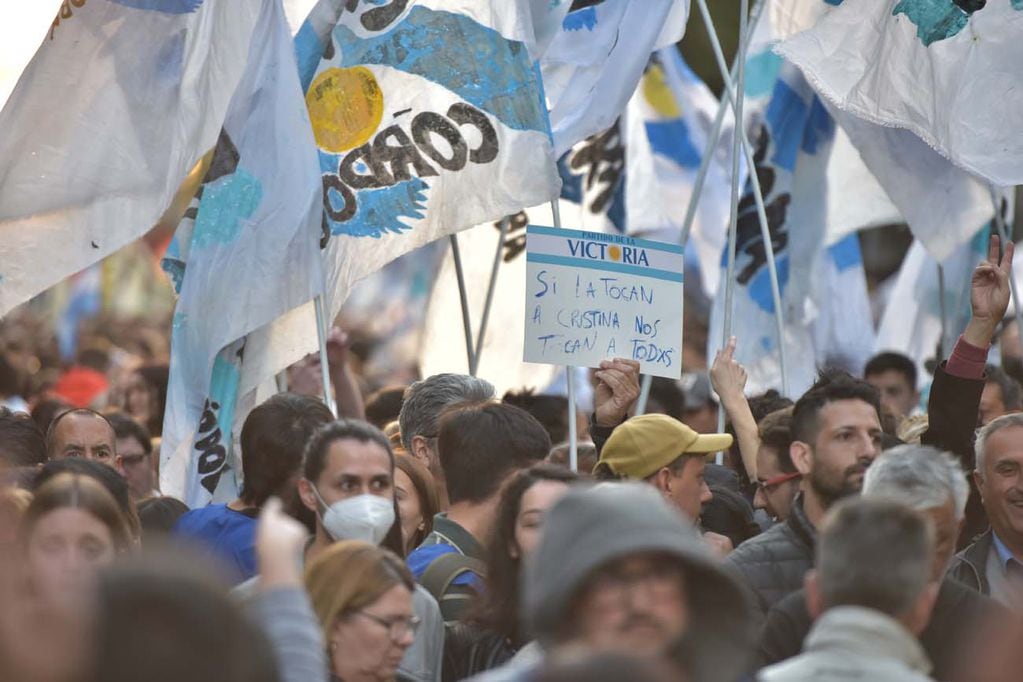 Marcha en repudio al atentado contra la vicepresidenta Cristina Fernández de Kirchner por las calles de Córdoba. (Facundo Luque / La Voz)