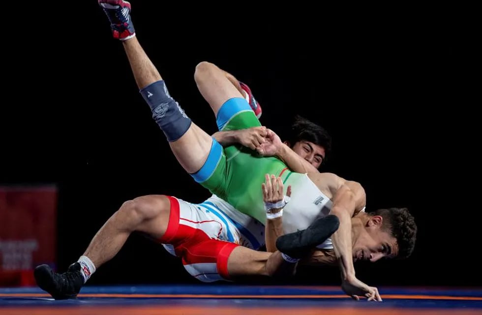 In this photo provided by the OIS/IOC, Argentina's Hernan David Almendra, behind, and Algeria's Oussama Laribi compete in a Men's Freestyle 55kg Group A Wrestling match in the Asia Pavilion at the Youth Olympic Games in Buenos Aires, Argentina, Sunday Oct. 14, 2018. (Ian Walton/OIS/IOC via AP) buenos aires Hernan David Almendra juegos olimpicos de la juventud 2018 lucha libre luchadores