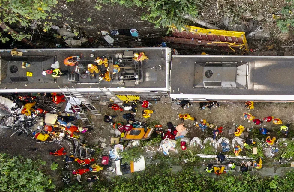 Al menos 48 muertos y 60 heridos tras descarrilar un tren en Taiwán (Sam Yeh / AFP)