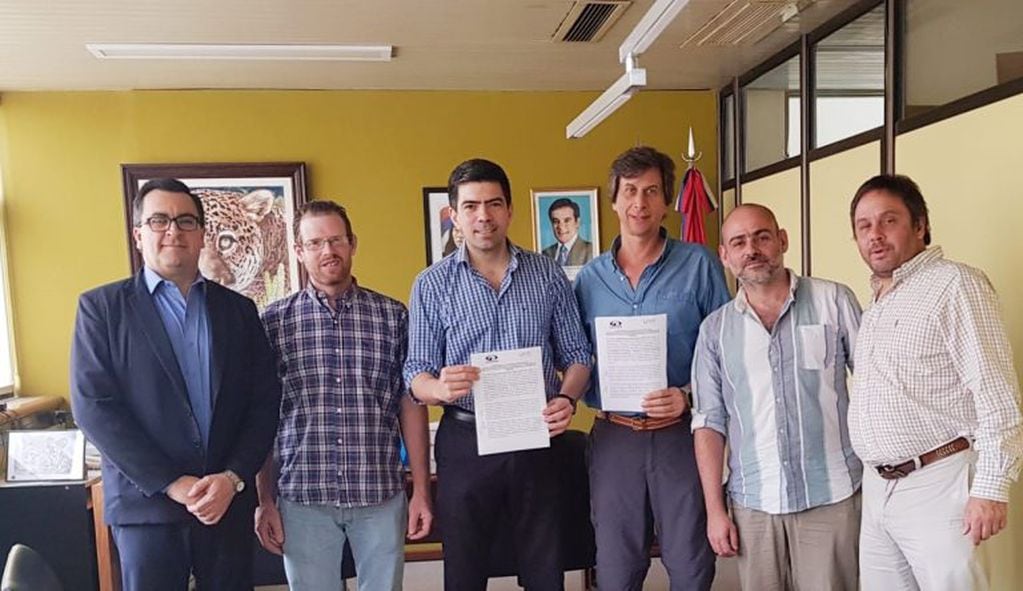 Juan Manuel Días y Hernán Casañas firmaron un acuerdo para la conservación de la avifauna misionera.