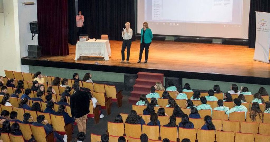 Los jóvenes "son los responsables de nuestra sociedad del futuro muy cercano", dijo Hallberg,, por lo que en sus conferencias procura "estimularlos a tener actitud científica".