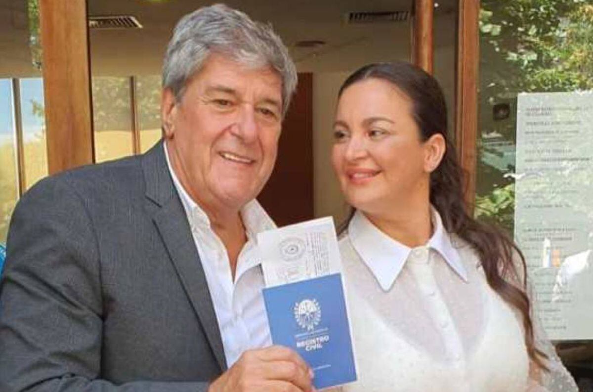 Luis Rubeo a la salida del registro civil con su ahora esposa