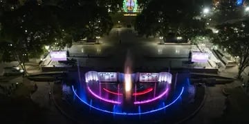 Suarez inauguró la renovada fuente de la Plaza Independencia