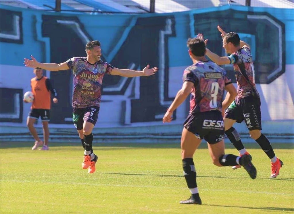 El defensor Guillermo Cosaro volvió a convertir y cerró una semana a puro gol luciéndose ante la parcialidad "loba" en Jujuy.
